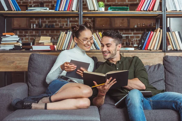 Alunos com livro e tablet digital — Fotografia de Stock