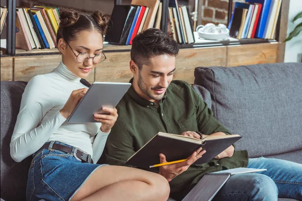 Alunos com livro e tablet digital — Fotografia de Stock