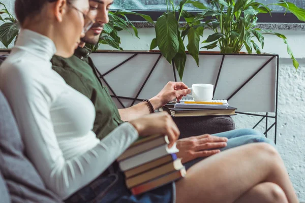 Casal multiétnico com livros — Fotografia de Stock