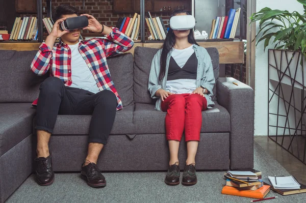 Pareja usando auriculares vr - foto de stock