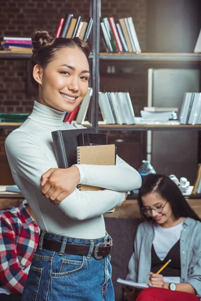 Asiatico studente con libri — Foto stock