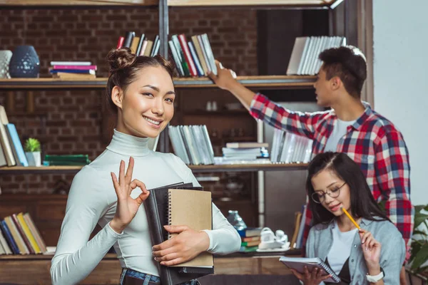 Estudiantes multiétnicos en la biblioteca - foto de stock