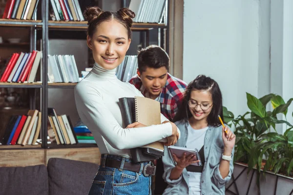 Estudiantes multiétnicos en la biblioteca - foto de stock