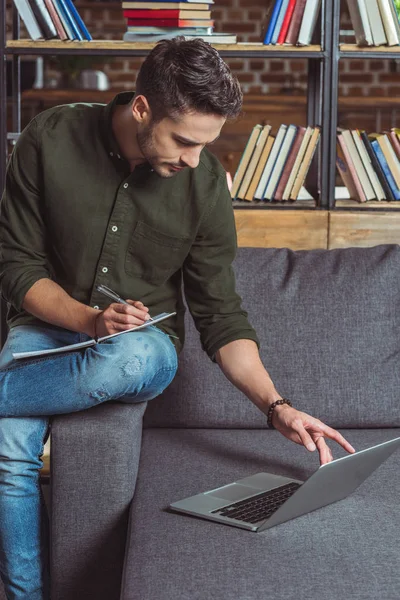 Homem estudando com notebook e laptop — Fotografia de Stock