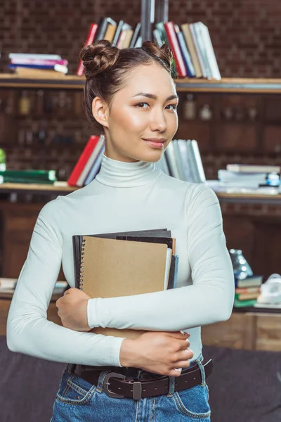 Hermosa asiática estudiante — Stock Photo