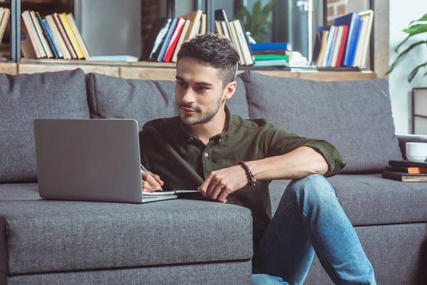 Mann mit Laptop und Notebook — Stockfoto