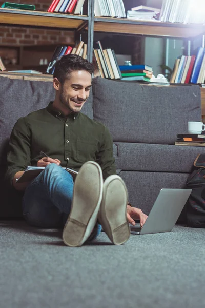 Homme avec ordinateur portable et ordinateur portable — Photo de stock