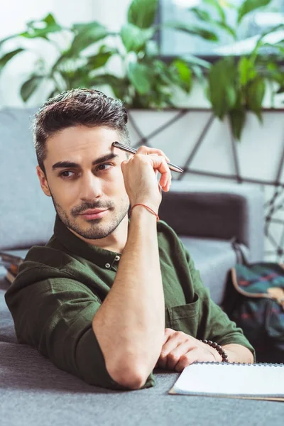 Schöner Mann — Stockfoto