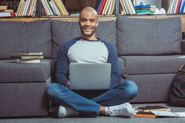 Étudiant afro-américain en utilisant un ordinateur portable — Photo de stock