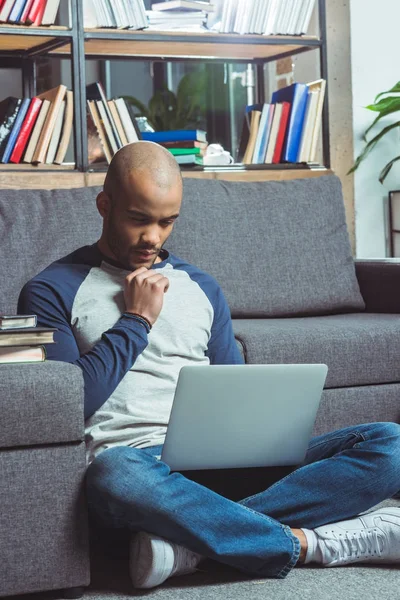 Étudiant afro-américain en utilisant un ordinateur portable — Photo de stock