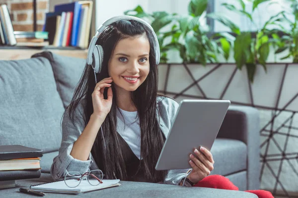 Ragazza in cuffia con tablet digitale — Foto stock