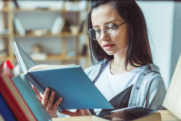 Belle étudiante en bibliothèque — Photo de stock