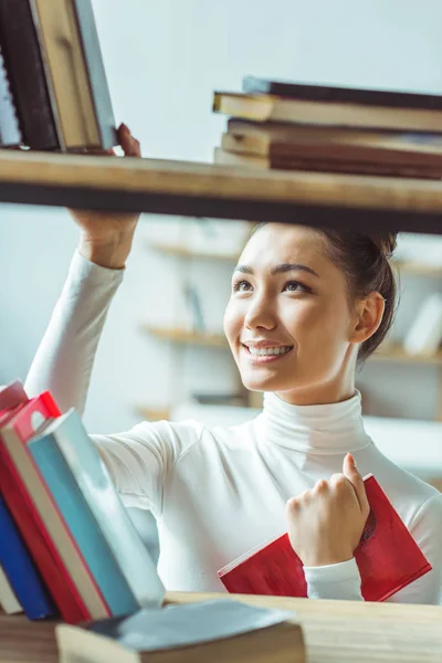 Азіатська дівчина в бібліотеці — Stock Photo