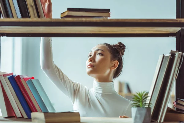 Asiatico ragazza in biblioteca — Foto stock