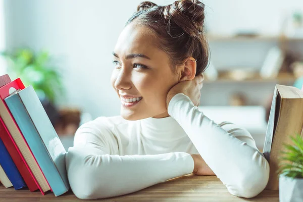 Schöne asiatische Mädchen — Stockfoto