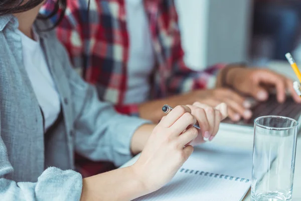 Studenti che studiano insieme — Foto stock