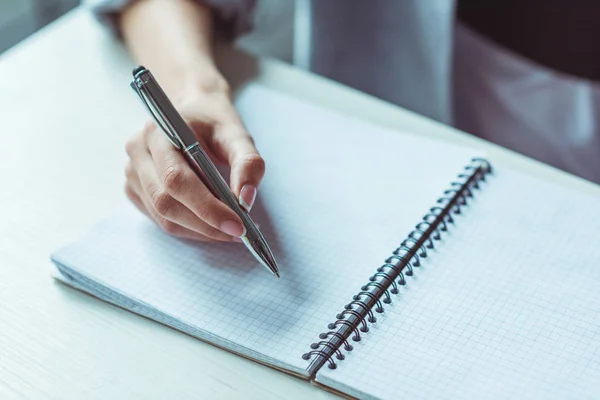 Chica escribiendo en cuaderno - foto de stock