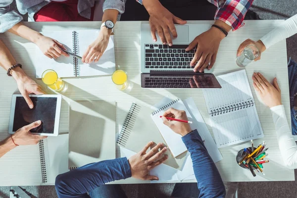 Studenti con dispositivi e quaderni — Foto stock