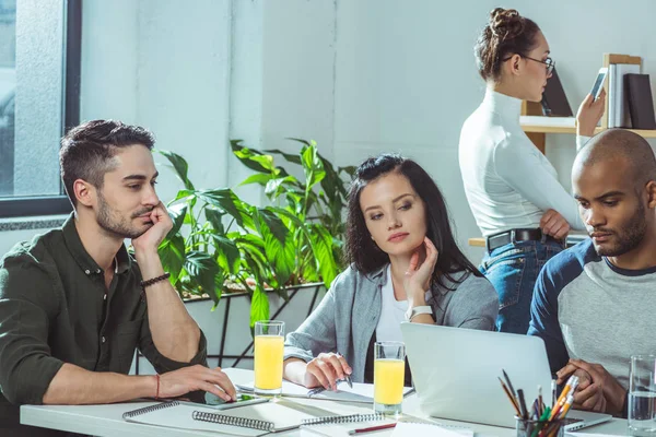 Estudiantes multiétnicos estudiando juntos - foto de stock