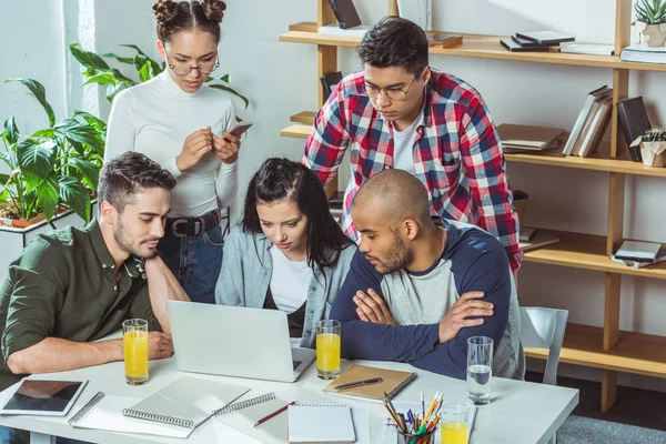 Estudiantes multiétnicos estudiando juntos - foto de stock