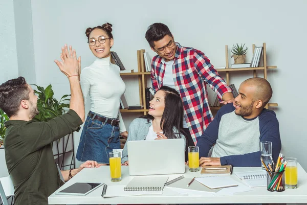 Étudiants multiethniques joyeux — Photo de stock