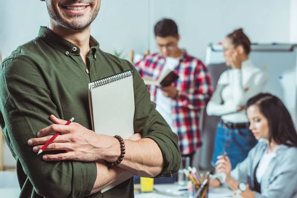 Étudiant souriant avec cahier — Photo de stock