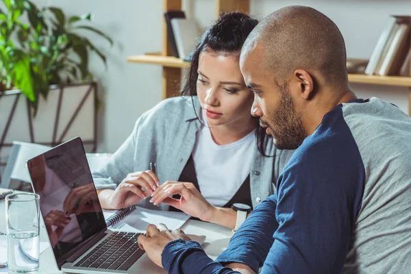 Багатоетнічна пара використовує ноутбук — Stock Photo