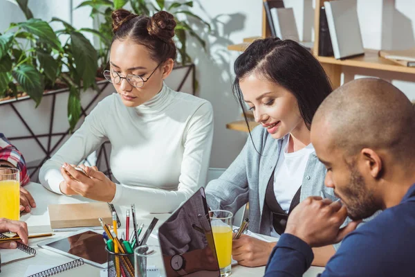 Jeunes étudiants multiethniques — Photo de stock