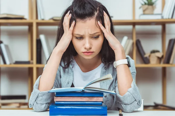 Estudiante cansado con libros - foto de stock