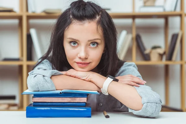 Bella studentessa con libri — Foto stock