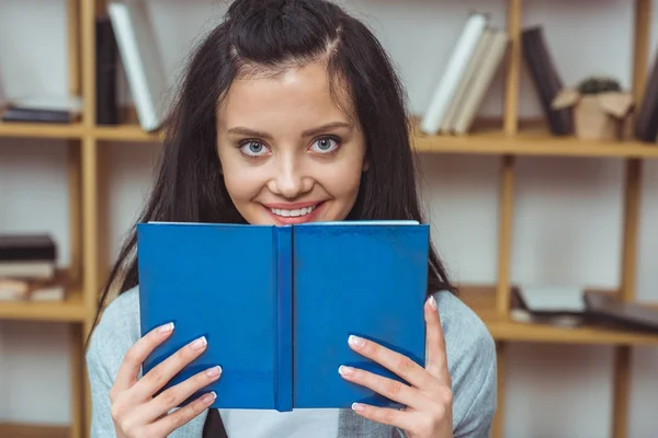 Chica leyendo libro - foto de stock