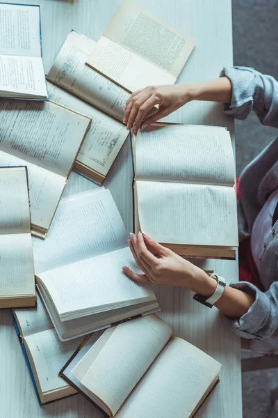 Ragazza che studia con libri — Foto stock