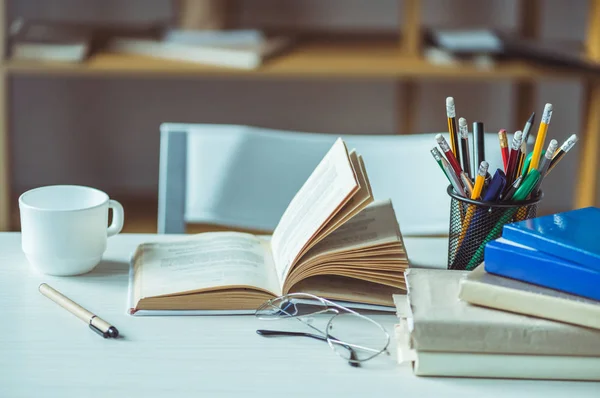 Livres et café sur table — Photo de stock