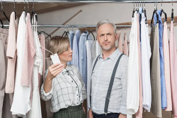 Woman showing tag to man — Stock Photo