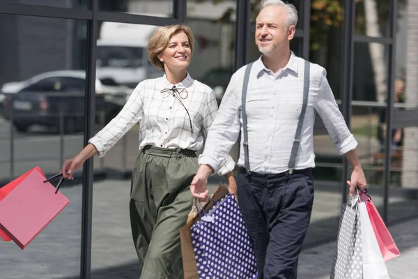Чоловік і дружина ходять з сумками — стокове фото