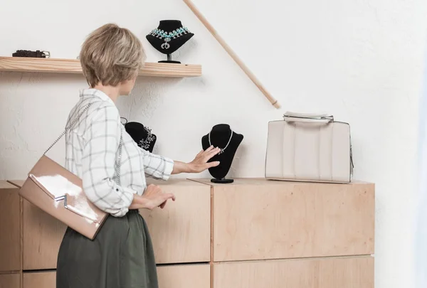 Femme regardant collier au magasin — Photo de stock