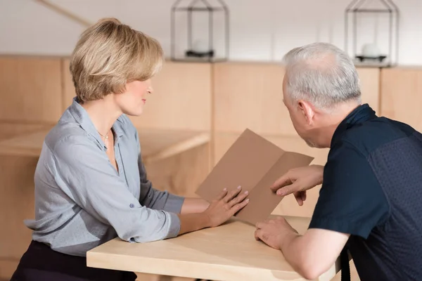 Couple choisir la nourriture à partir du menu — Photo de stock