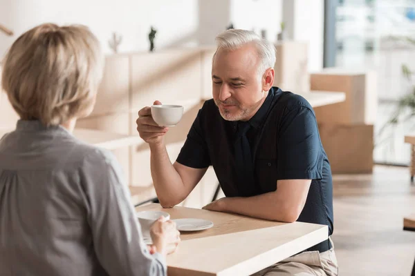 Woman and man drinking coffee — Stock Photo
