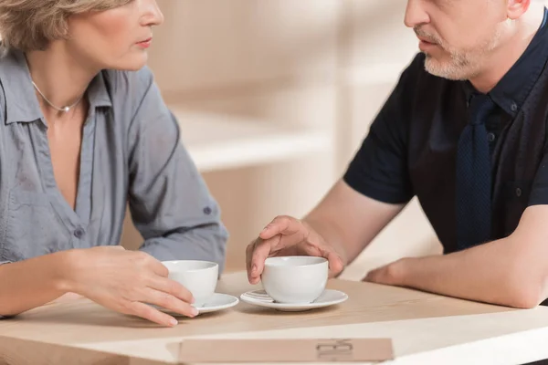 Mujer y hombre bebiendo café - foto de stock