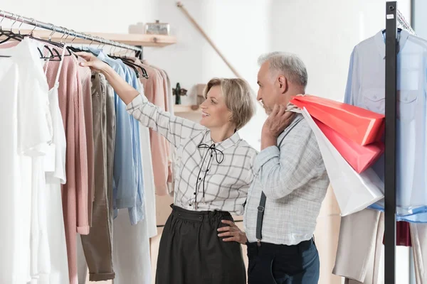 Donna che mostra camicia all'uomo — Foto stock