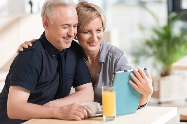 Casal olhando algo para tablet — Fotografia de Stock