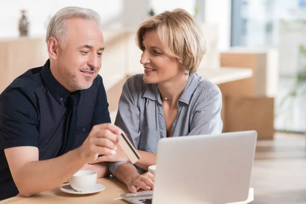 Couple buying with credit card — Stock Photo