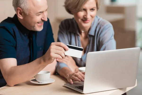 Paar kauft etwas online — Stockfoto