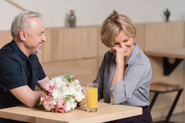 Mann und Frau lachen — Stockfoto