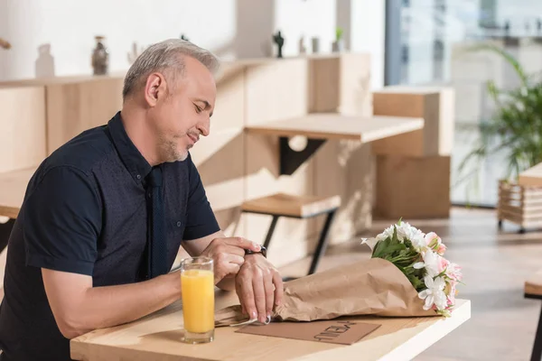 Man waiting for woman with flowers — Stock Photo