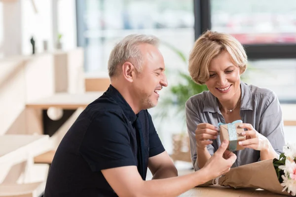Man presenting gift to woman — Stock Photo