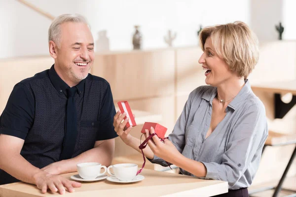 Uomo che presenta dono alla donna — Foto stock