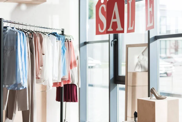 Vente dans magasin de vêtements — Photo de stock