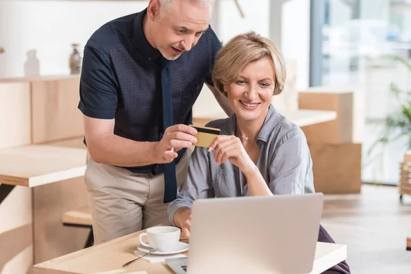 Esposa e marido escolhendo o que comprar — Fotografia de Stock