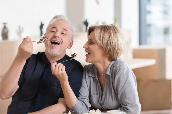 Couple eating sweets at cafe — Stock Photo